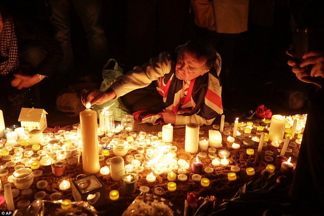 Dòng người đổ về quảng trường Trafalgar để cầu nguyện cho nạn nhân của vụ khủng bố tại Anh - Ảnh 8.