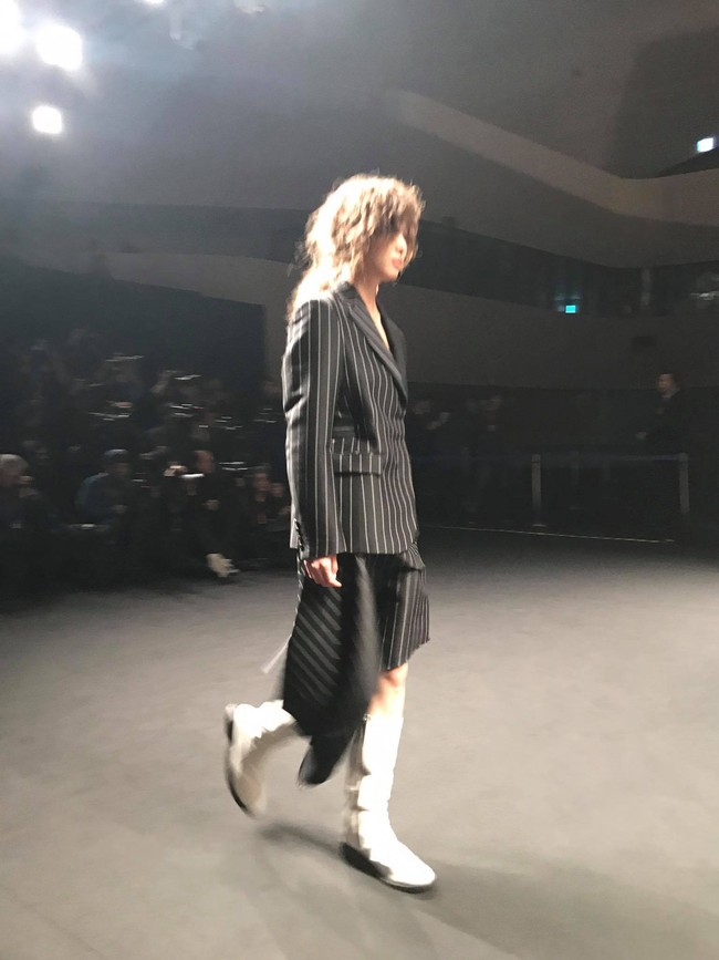 Seoul Fashion Week: Phí Phương Anh tóc tím nổi bần bật trên hàng ghế đầu cùng stylist Hoàng Ku - Ảnh 19.