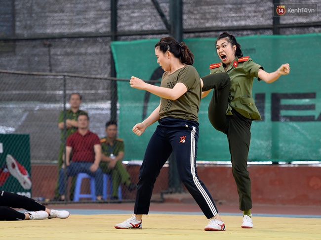 Những m&agrave;n đấu v&otilde; quyết liệt của c&aacute;c nữ chiến sĩ xinh đẹp tại hội thi v&otilde; thuật c&ocirc;ng an 2017 - Ảnh 10.