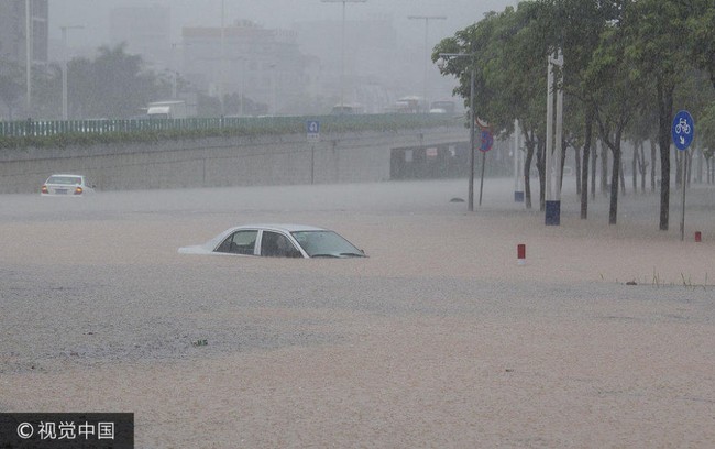 Trung Quốc: Người dân Quảng Châu khốn đốn vì trận mưa lụt đầu hè - Ảnh 3.