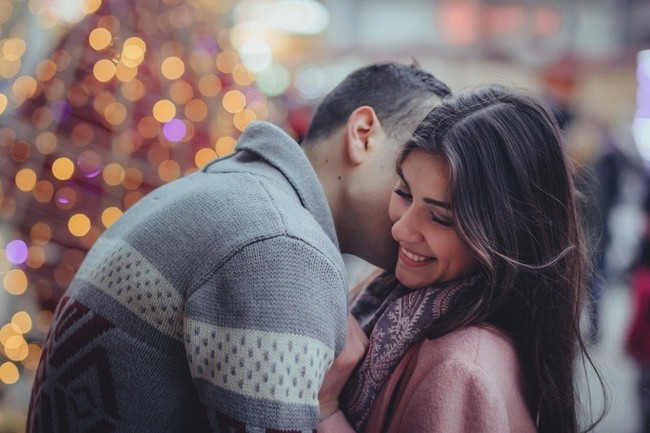 Ng&agrave;y nay, c&oacute; phải t&igrave;nh cảm đều được cụ thể h&oacute;a qua những m&oacute;n qu&agrave;? - Ảnh 1.