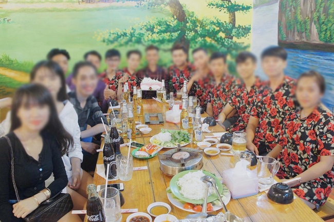 Qu&ecirc;n kỉ yếu đi, đến dự sinh nhật cũng phải mặc đồng bộ chất thế n&agrave;y cơ m&agrave;! - Ảnh 7.