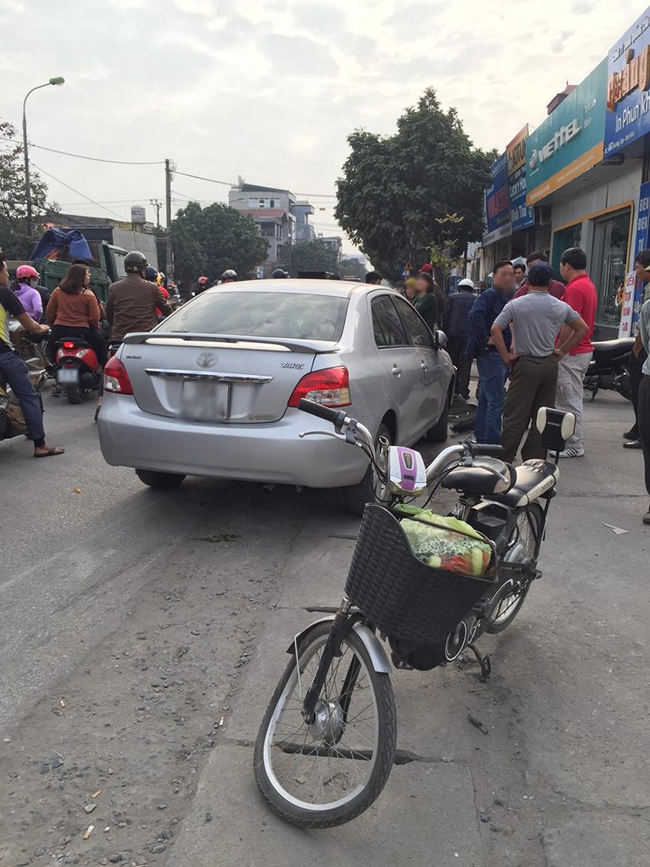 Hà Nội: Lái xe ô tô sặc mùi rượu đâm vào học sinh đi xe đạp điện ở Hà Huy Tập - Ảnh 3.
