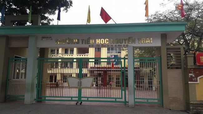 Hà Nội: Cố lấy quả cầu mắc kẹt, học sinh lớp 4 bị rơi từ tầng 3 xuống đất - Ảnh 1.