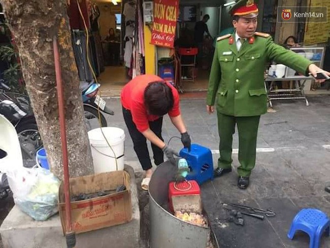 Quận Hoàn Kiếm: Vừa vắng bóng công an đi giành lại vỉa hè, hàng quán xe máy lại bủa vây phố cổ - Ảnh 2.