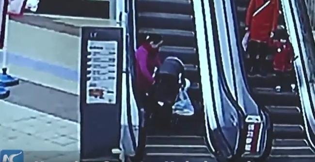 Trung Quốc: Mẹ cố tình đẩy xe đẩy lên thang cuốn, con nhỏ ngã lăn ra ngoài - Ảnh 2.