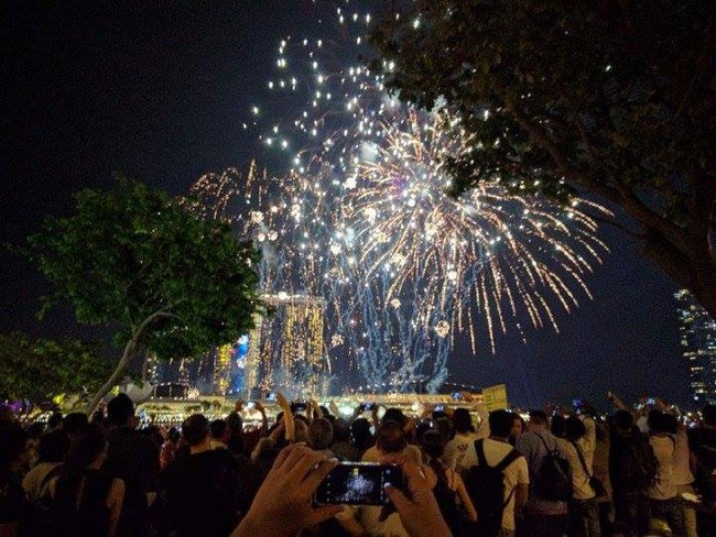 Singapore: Người d&acirc;n đếm ngược ch&agrave;o đ&oacute;n năm mới tại vịnh Marina Bay - Ảnh 3.