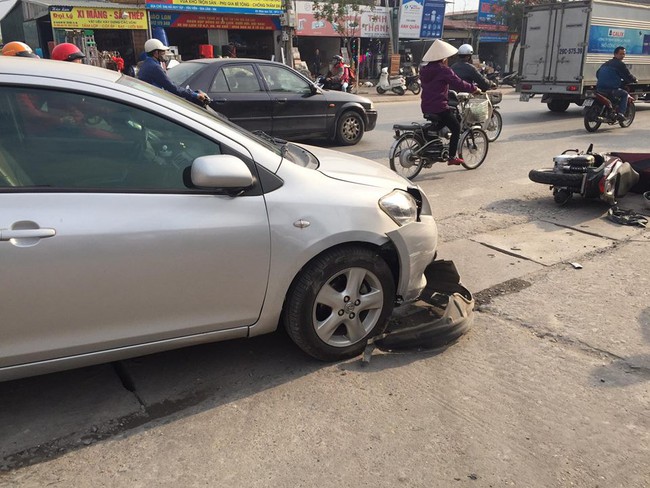 Hà Nội: Lái xe ô tô sặc mùi rượu đâm vào học sinh đi xe đạp điện ở Hà Huy Tập - Ảnh 1.