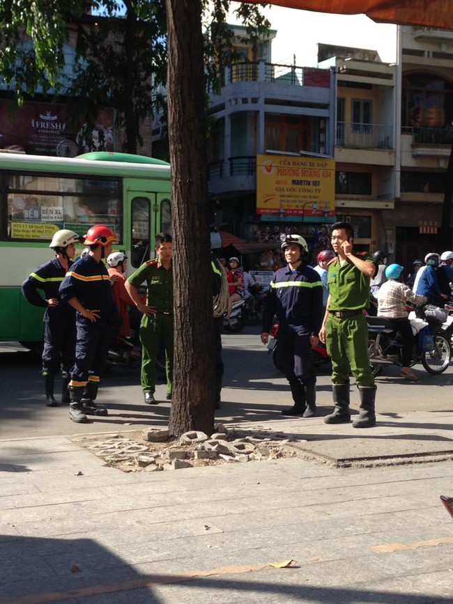 S&agrave;i G&ograve;n: Nam thanh ni&ecirc;n nghi ng&aacute;o đ&aacute; leo l&ecirc;n m&aacute;i nh&agrave;, cởi quần &aacute;o nhảy m&uacute;a  ở quận 6 - Ảnh 3.