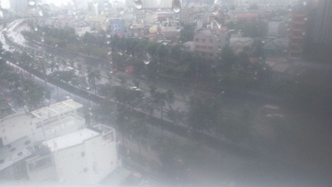 28 Tết, Sài Gòn đang mưa lớn chưa từng thấy, sấm nổ đùng đùng - Ảnh 3.