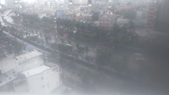 28 Tết, S&agrave;i G&ograve;n đang mưa lớn chưa từng thấy, sấm nổ đ&ugrave;ng đ&ugrave;ng - Ảnh 3.