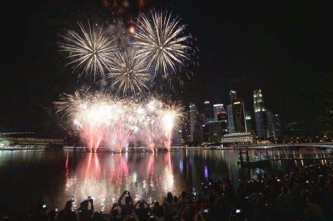 Singapore: Người d&acirc;n đếm ngược ch&agrave;o đ&oacute;n năm mới tại vịnh Marina Bay - Ảnh 4.