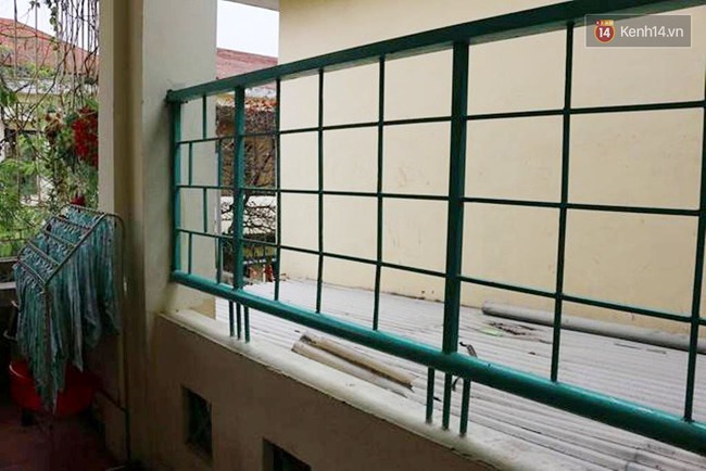 H&agrave; Nội: Cố lấy quả cầu mắc kẹt, học sinh lớp 4 bị rơi từ tầng 3 xuống đất - Ảnh 2.