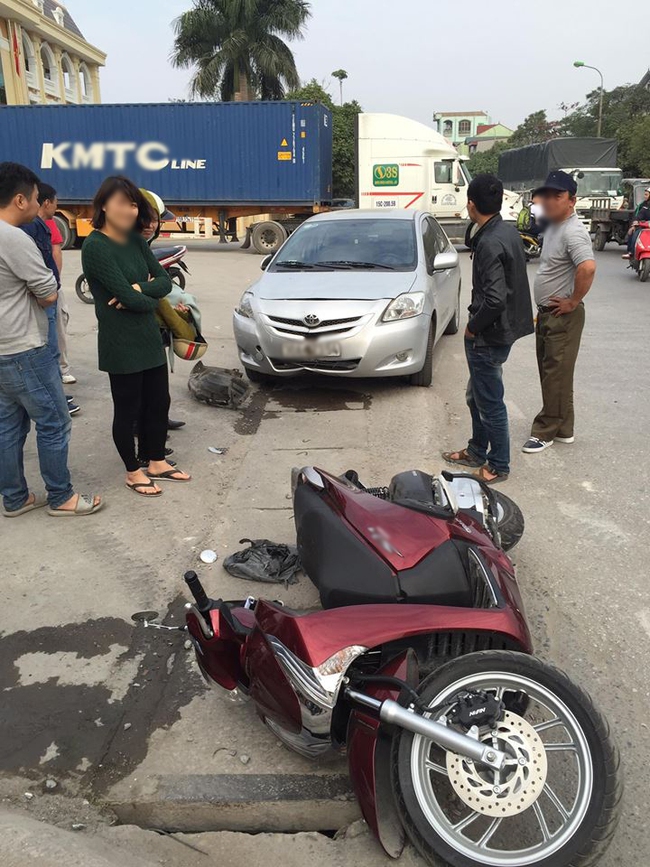 Hà Nội: Lái xe ô tô sặc mùi rượu đâm vào học sinh đi xe đạp điện ở Hà Huy Tập - Ảnh 2.