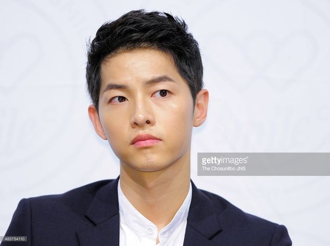 Đến nam thần Song Joong Ki cũng có ngày xuống sắc với bọng mắt chảy xệ - Ảnh 3.