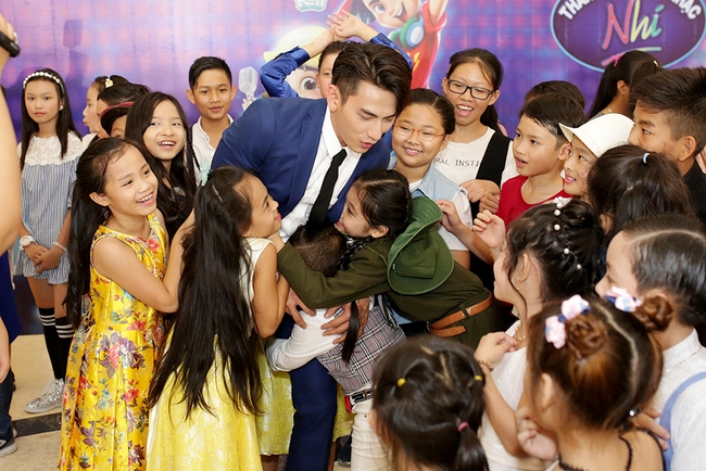 Isaac v&atilde; mồ h&ocirc;i khi bị tấn c&ocirc;ng bởi d&agrave;n th&iacute; sinh Vietnam Idol Kids - Ảnh 1.