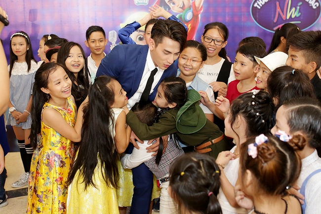 Isaac vã mồ hôi khi bị tấn công bởi dàn thí sinh Vietnam Idol Kids - Ảnh 1.