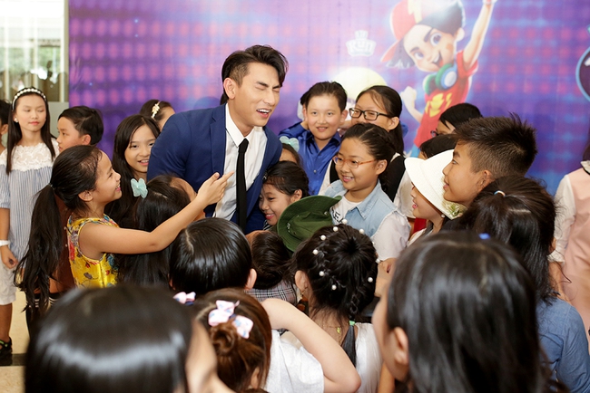 Isaac vã mồ hôi khi bị tấn công bởi dàn thí sinh Vietnam Idol Kids - Ảnh 2.