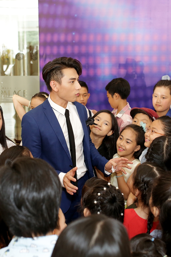 Isaac v&atilde; mồ h&ocirc;i khi bị tấn c&ocirc;ng bởi d&agrave;n th&iacute; sinh Vietnam Idol Kids - Ảnh 3.
