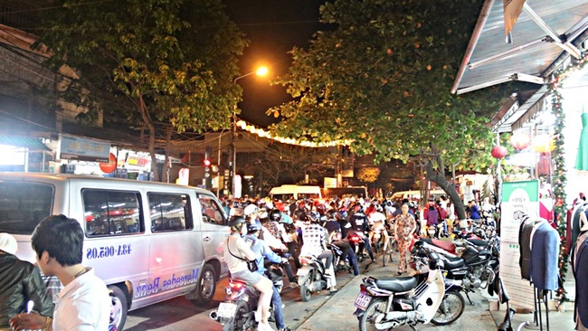 Kẹt xe k&eacute;o d&agrave;i h&agrave;ng tiếng đồng hồ ở Hội An - Ảnh 6.