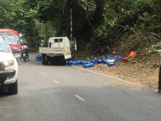 Xe tải mất phanh, chồng mở cửa để vợ nhảy ra ngoài trước khi lao xuống dốc một mình - Ảnh 1.