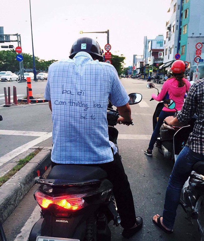 Điều ấm &aacute;p b&eacute; bỏng cuối năm: Chiếc &aacute;o bố mang lời nhắn của con... - Ảnh 2.
