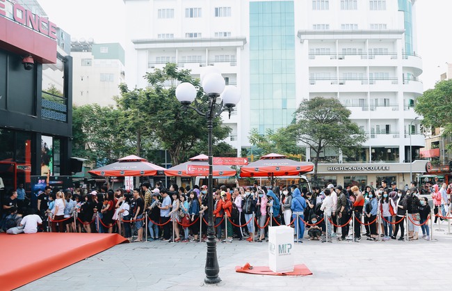 Dù đến chiều Sơn Tùng mới kí tặng nhưng từ sáng sớm, fan đã rồng rắn xếp hàng mua sạch album và chờ thần tượng! - Ảnh 1.