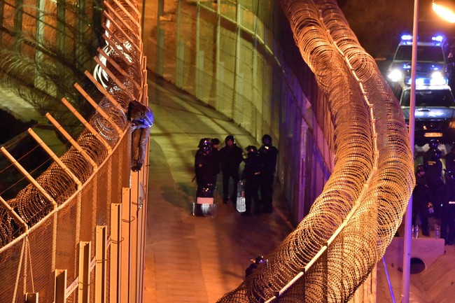 Một người phụ nữ bị bắt vì buôn lậu người di cư tới Tây Ban Nha - Ảnh 3.