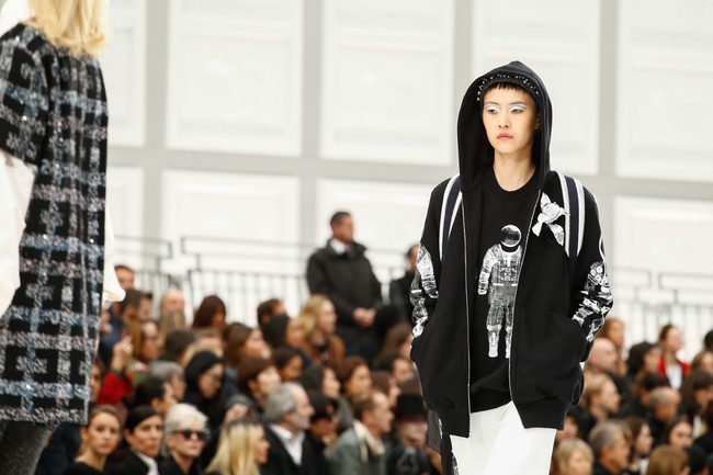 Chanel cho hẳn tên lửa bay lên trên nóc sàn catwalk tại Paris Fashion Week - Ảnh 9.