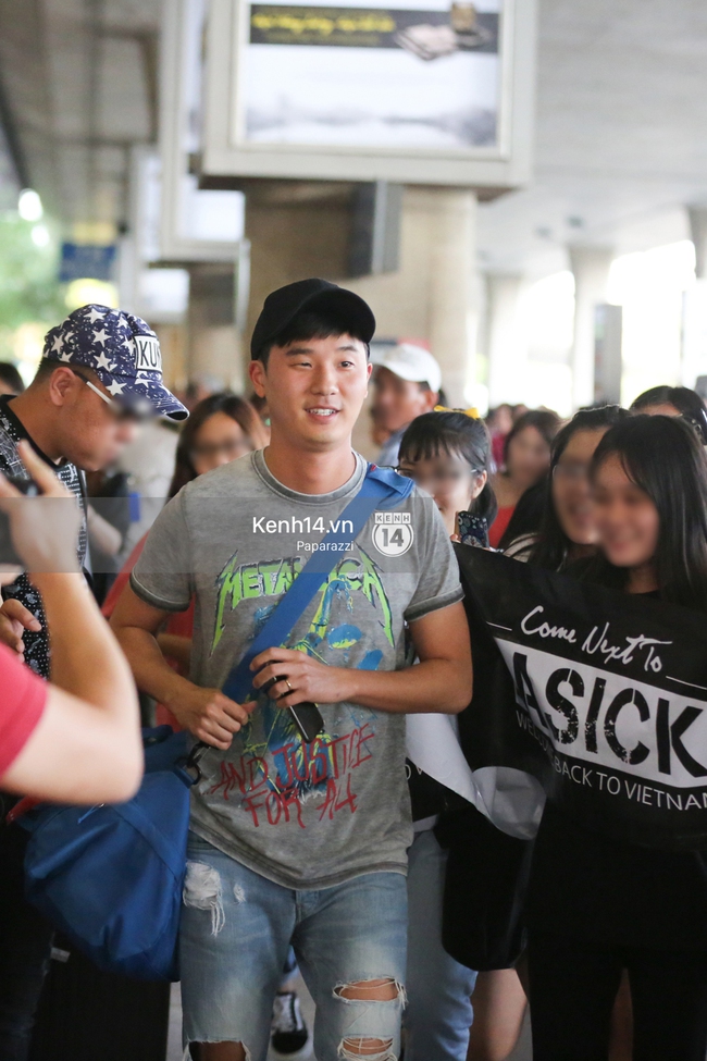 Rapper nổi tiếng xứ Hàn Basick một mình đến Việt Nam, hạnh phúc trong vòng tay chào đón của người hâm mộ - Ảnh 9.