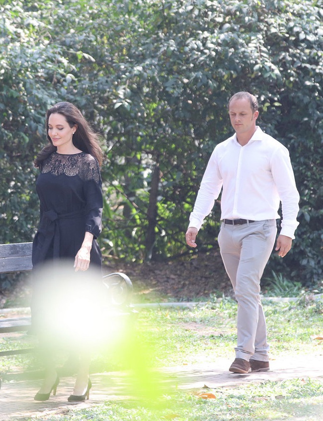 Lộ ảnh Angelina Jolie xuất hiện bên bạn trai tin đồn hậu chia tay Brad Pitt - Ảnh 2.