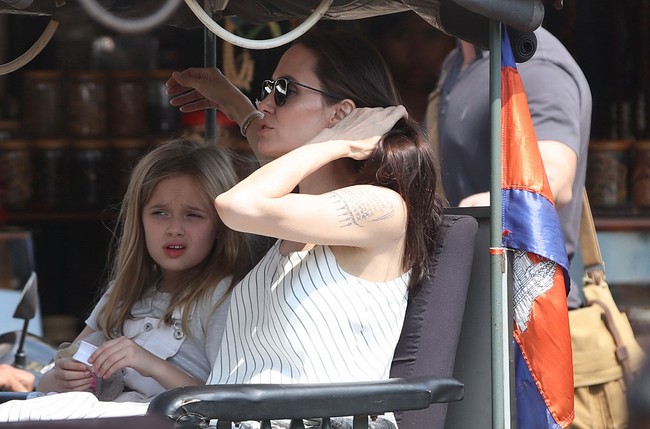 Lộ ảnh Angelina Jolie xuất hiện bên bạn trai tin đồn hậu chia tay Brad Pitt - Ảnh 5.