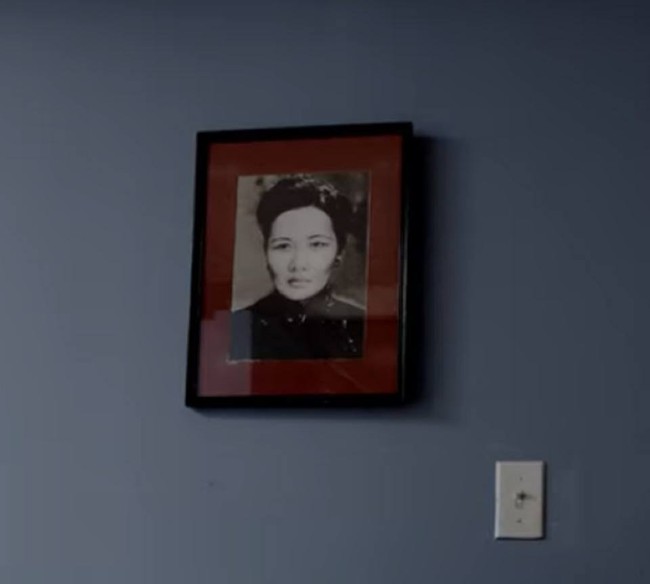 Đạo diễn Nguyễn Quang Dũng thừa nhận tấm hình bà Tống Mỹ Linh trong Dạ Cổ Hoài Lang là sơ sót của tổ thiết kế - Ảnh 1.