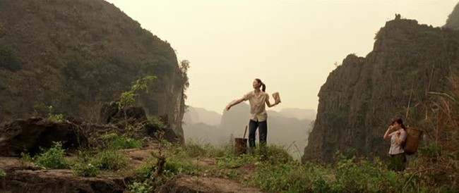 Tự h&agrave;o Việt Nam m&igrave;nh đẹp đến thế n&agrave;y trong những thước phim nước ngo&agrave;i! - Ảnh 14.