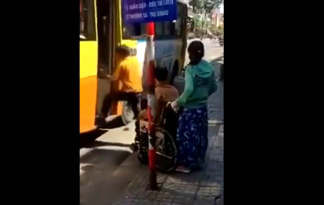 Đình chỉ tài xế, phụ xe buýt không chở người khuyết tật ở Đà Nẵng - Ảnh 2.