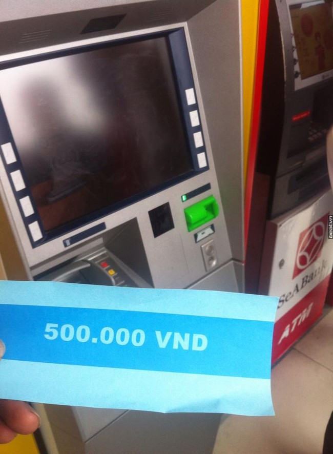 Hà Nội: Người dân bất ngờ khi cây ATM nhả toàn tờ giấy in chữ 500 nghìn đồng - Ảnh 2.