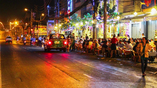 Đầu năm, lại n&oacute;i chuyện h&agrave;ng qu&aacute;n tăng gi&aacute; ng&agrave;y Tết: Đ&atilde; &ldquo;mở&rdquo; th&igrave; b&aacute;n cho đ&agrave;ng ho&agrave;ng - Ảnh 1.