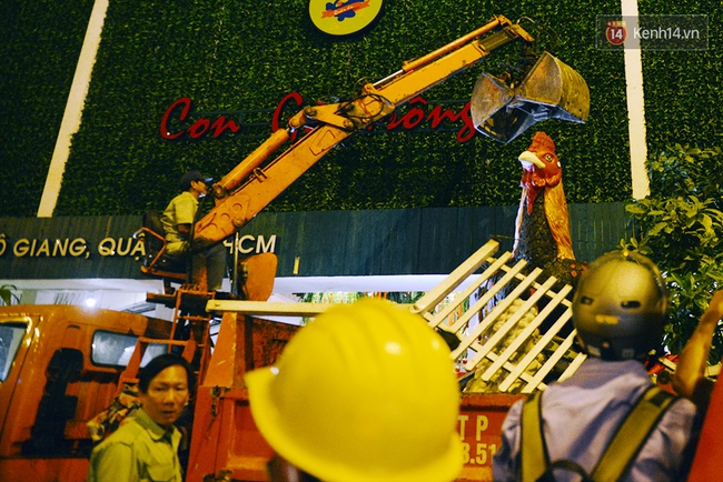 Mô hình con gà trống trước nhà hàng nổi tiếng ở Sài Gòn bị gắp về trụ sở vì lấn chiếm vỉa hè - Ảnh 4.