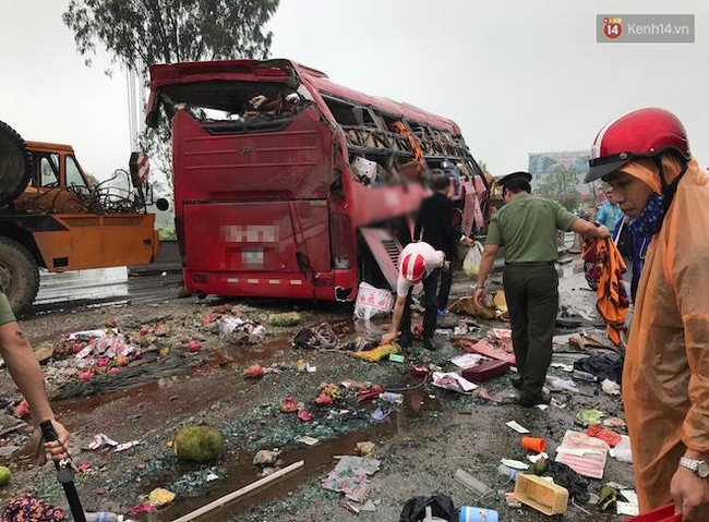 Hà Tĩnh: Xe khách nổ lốp đâm vào dải phân khách, 2 người tử vong - Ảnh 1.