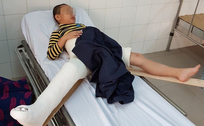 C&aacute;ch chức hiệu trưởng v&agrave; hiệu ph&oacute; trường tiểu học Nam Trung Y&ecirc;n sau vụ học sinh g&atilde;y ch&acirc;n tại trường - Ảnh 2.