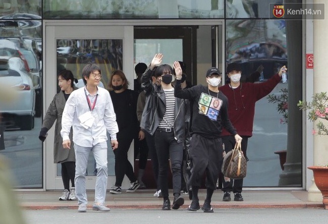 GOT7 nhiệt t&igrave;nh ch&agrave;o, Bambam ngoảnh lại h&ocirc;n gi&oacute; gửi fan Việt tại s&acirc;n bay T&acirc;n Sơn Nhất - Ảnh 4.