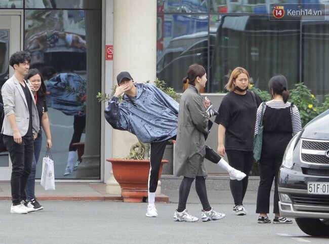 GOT7 nhiệt t&igrave;nh ch&agrave;o, Bambam ngoảnh lại h&ocirc;n gi&oacute; gửi fan Việt tại s&acirc;n bay T&acirc;n Sơn Nhất - Ảnh 9.