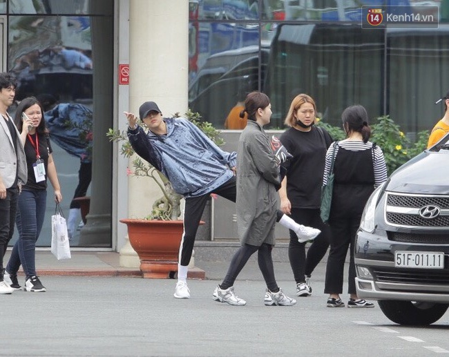 GOT7 nhiệt t&igrave;nh ch&agrave;o, Bambam ngoảnh lại h&ocirc;n gi&oacute; gửi fan Việt tại s&acirc;n bay T&acirc;n Sơn Nhất - Ảnh 10.