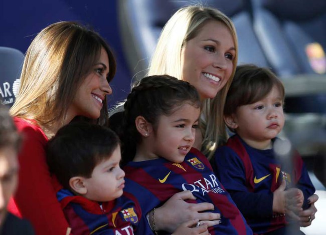 Bạn g&aacute;i Messi v&agrave; vợ Suarez khai trương cửa h&agrave;ng gi&agrave;y - Ảnh 4.