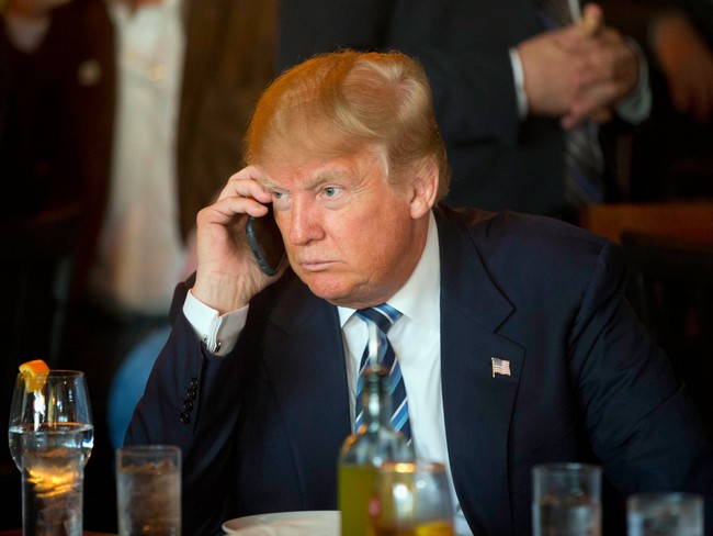 Nhậm chức Tổng Thống Mỹ, Donald Trump buộc phải bỏ x&oacute; điện thoại ri&ecirc;ng - Ảnh 1.