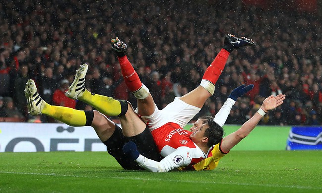 Arsenal ng&atilde; sấp mặt tr&ecirc;n s&acirc;n nh&agrave; - Ảnh 4.