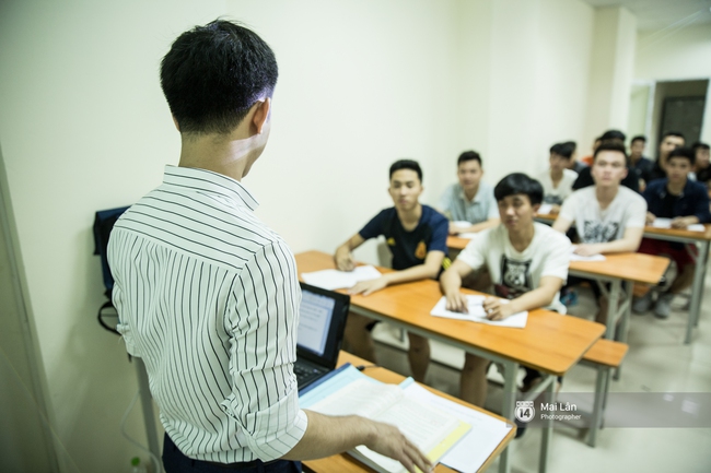 Lớp học thi miễn phí giữa Hà Nội của thầy giáo trung uý đồng cảm với học sinh nghèo - Ảnh 9.