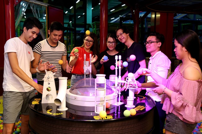 Trải nghiệm t&agrave;u lượn dạng treo cực đỉnh tại Asia Park - Ảnh 2.