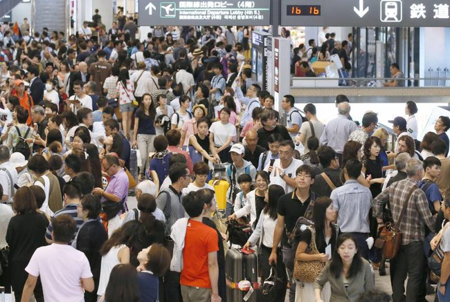 Cảnh tượng d&ograve;ng người &ugrave;n &ugrave;n rời th&agrave;nh phố m&ugrave;a lễ hội chỉ nh&igrave;n th&ocirc;i đ&atilde; muốn nghẹt thở - Ảnh 12.
