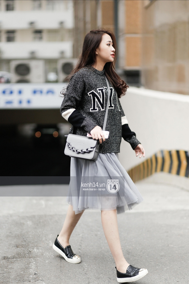 Street style 2 miền: Miền Bắc tắc kè hoa với đủ phong cách, miền Nam tuyền một màu đen bí ẩn - Ảnh 1.